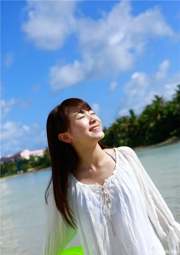 夏日海边度假的清纯日本美女生活照