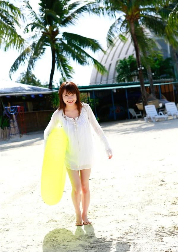 夏日海边度假的清纯日本美女生活照