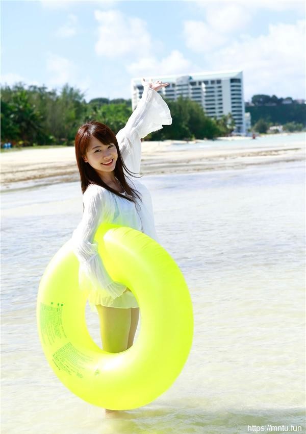 夏日海边度假的清纯日本美女生活照