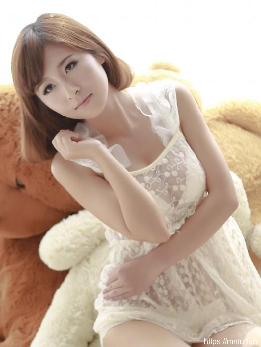 邻家清纯女孩蕾丝睡衣私房照