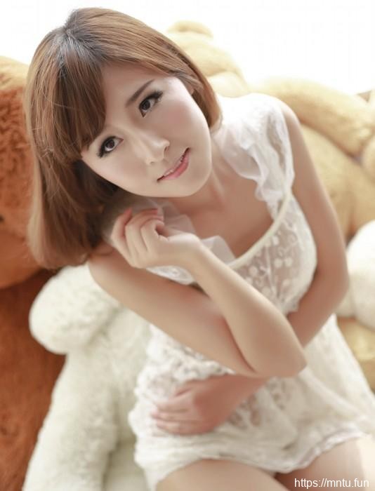 邻家清纯女孩蕾丝睡衣私房照