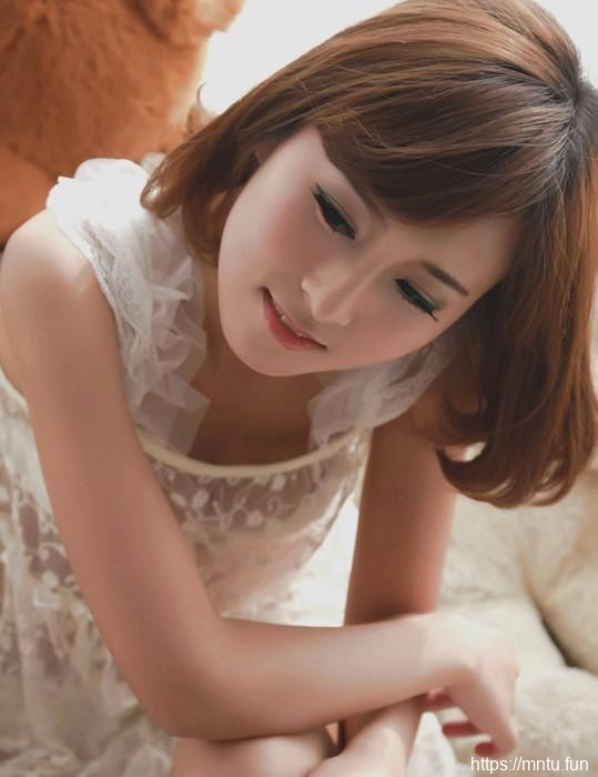 邻家清纯女孩蕾丝睡衣私房照