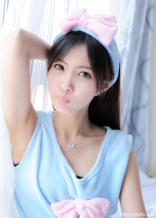 慵懒的邻家清纯少女晨起生活照