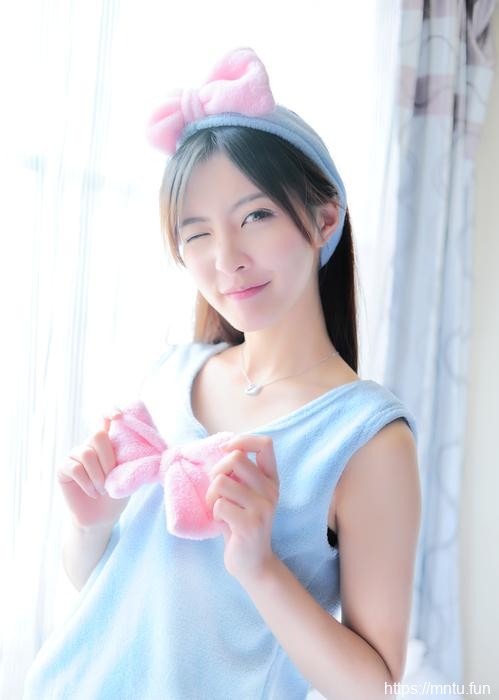 慵懒的邻家清纯少女晨起生活照