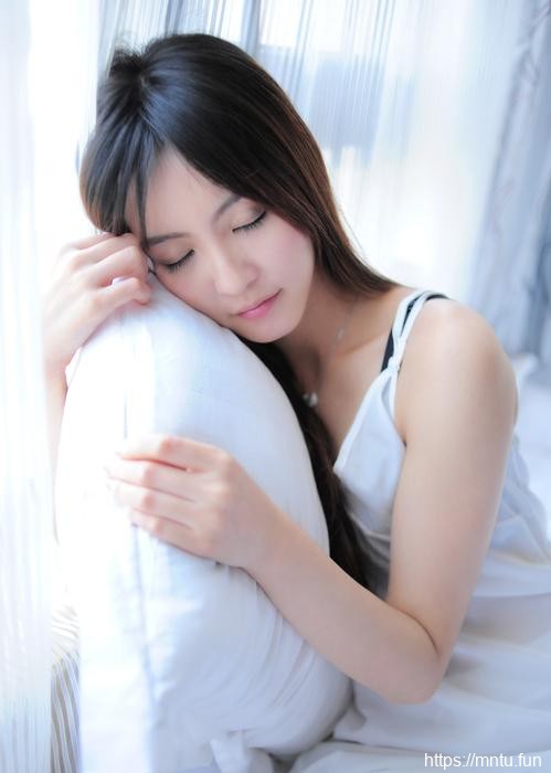 慵懒的邻家清纯少女晨起生活照