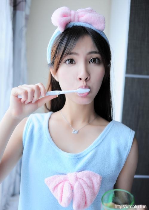 慵懒的邻家清纯少女晨起生活照