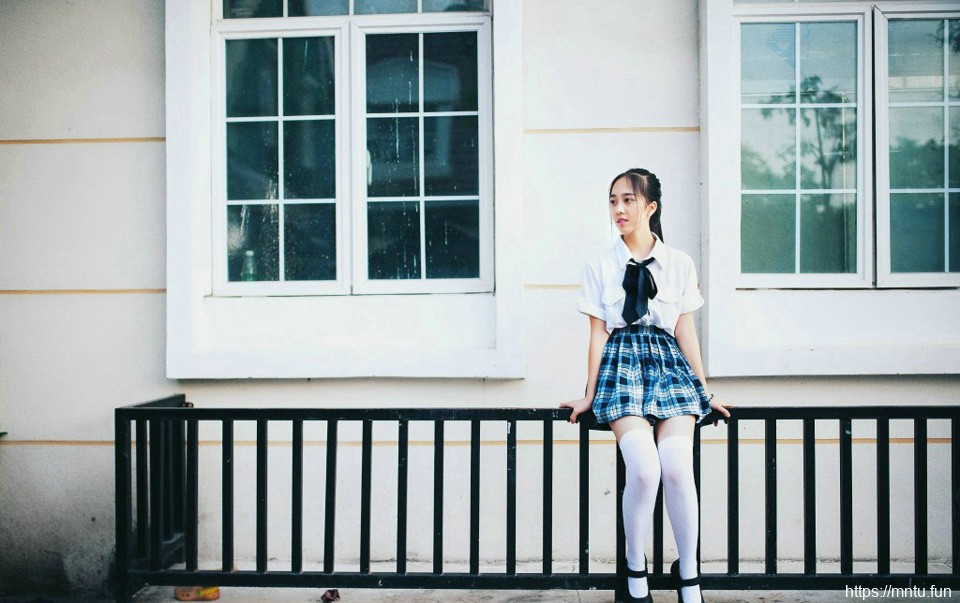 清纯学生装美女迷人摄影图片