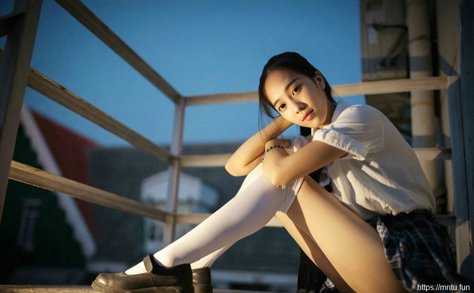 清纯学生装美女迷人摄影图片