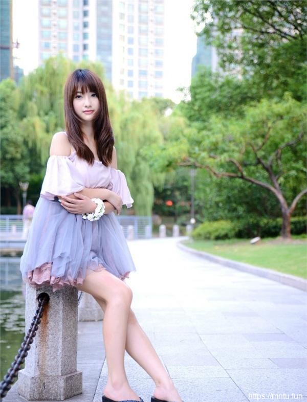 长发清纯女生长腿诱惑写真