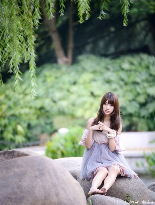 长发清纯女生长腿诱惑写真