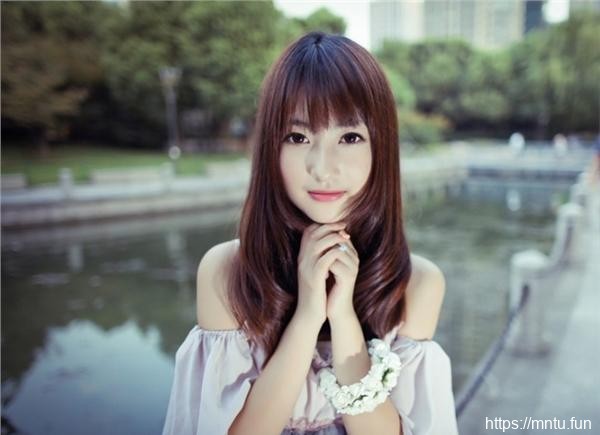 长发清纯女生长腿诱惑写真