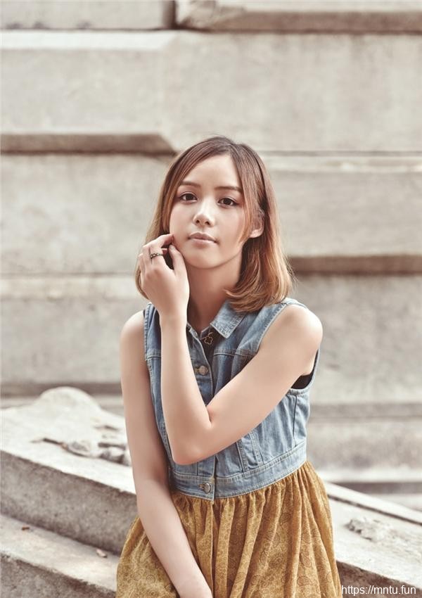 00后清纯美少女高挑美腿性感写真