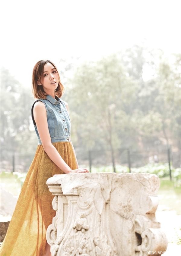 00后清纯美少女高挑美腿性感写真