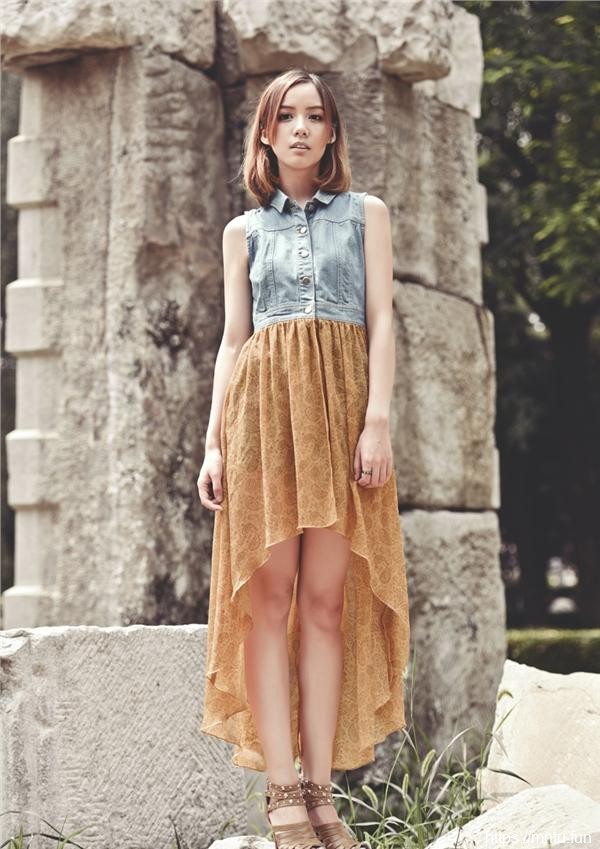 00后清纯美少女高挑美腿性感写真