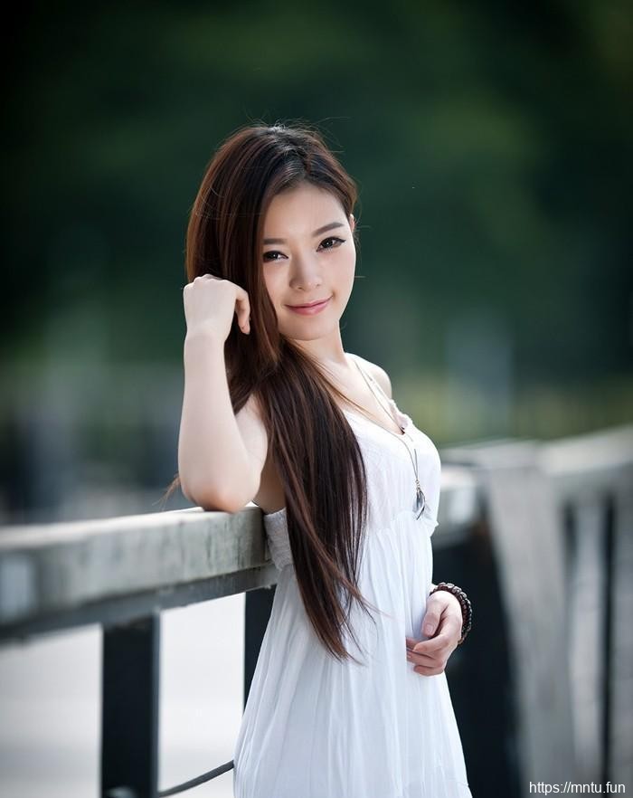 清纯派美少女迷人笑容诱惑写真