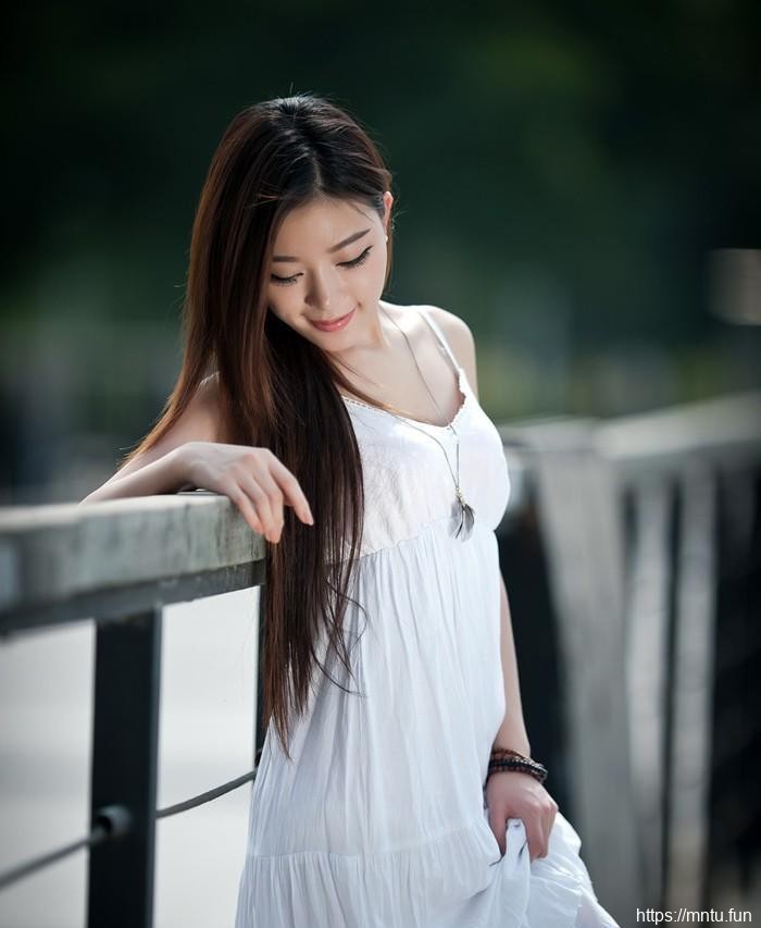 清纯派美少女迷人笑容诱惑写真