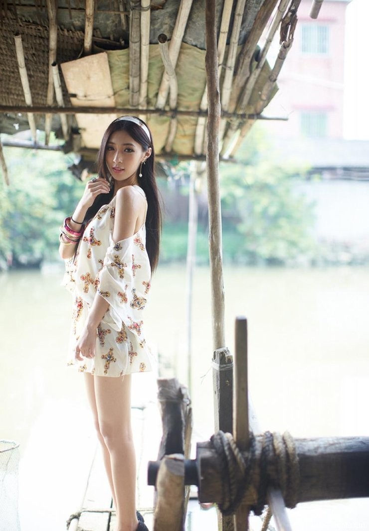 清纯可爱女生花裙长腿写真摄影