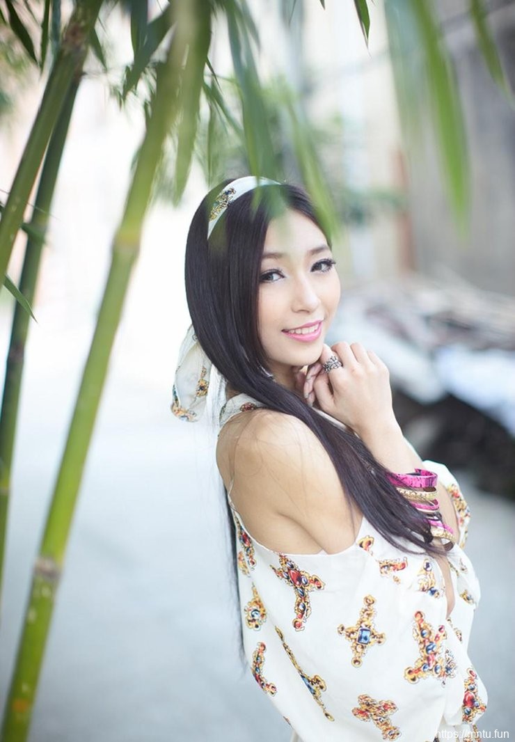 清纯可爱女生花裙长腿写真摄影