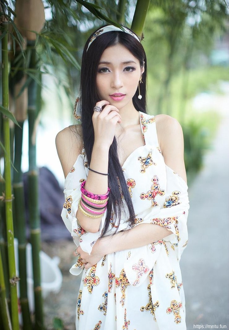 清纯可爱女生花裙长腿写真摄影