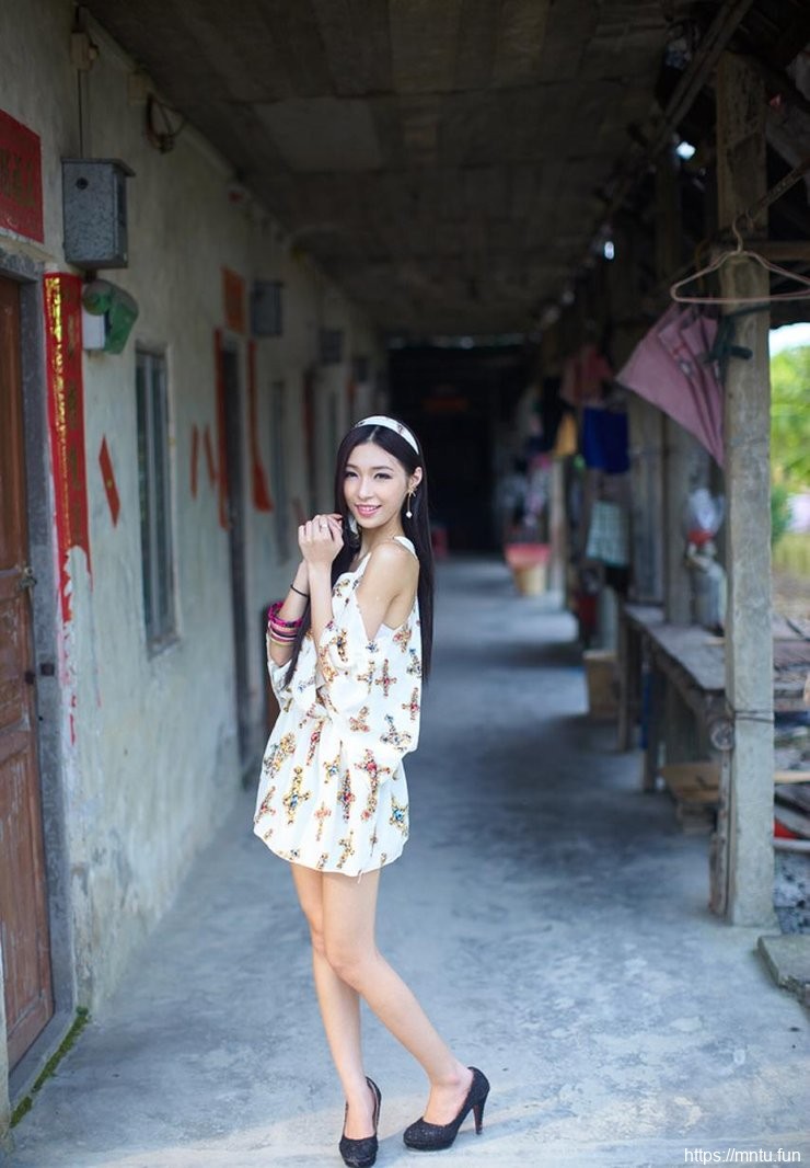 清纯可爱女生花裙长腿写真摄影