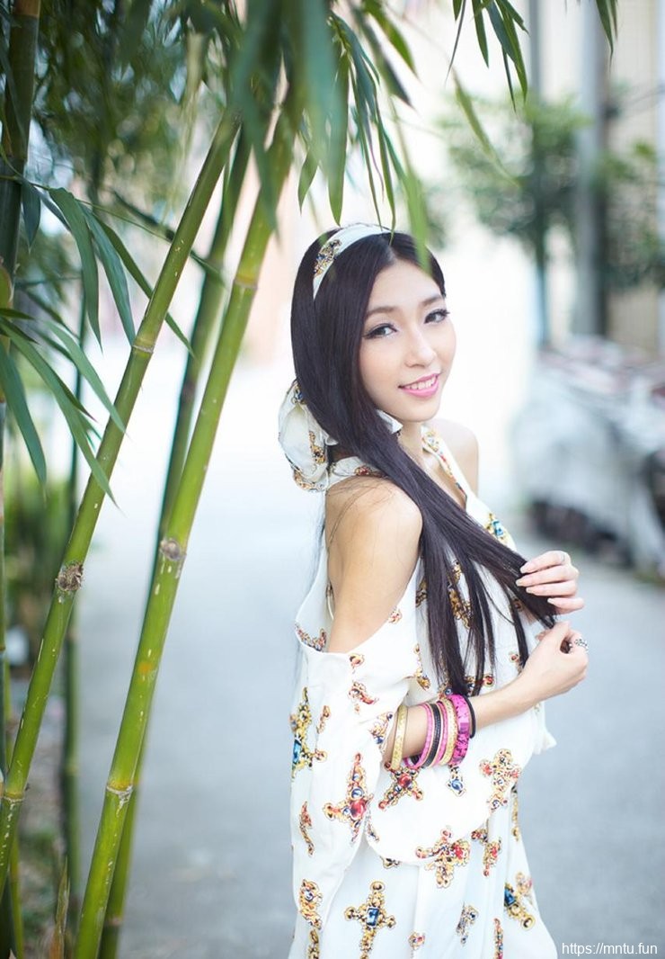 清纯可爱女生花裙长腿写真摄影