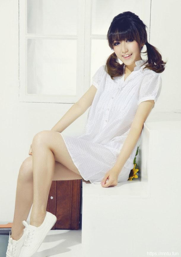 年轻清纯少女迷人写真私房照