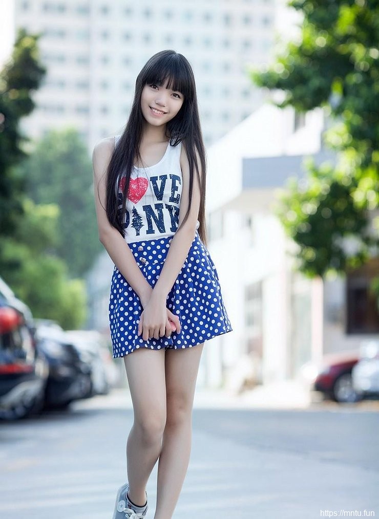 清纯短裙小女生室外长腿诱惑写真