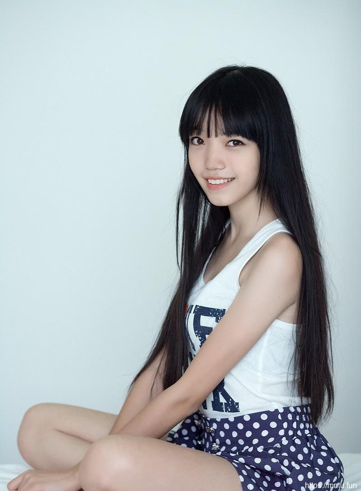 清纯短裙小女生室外长腿诱惑写真