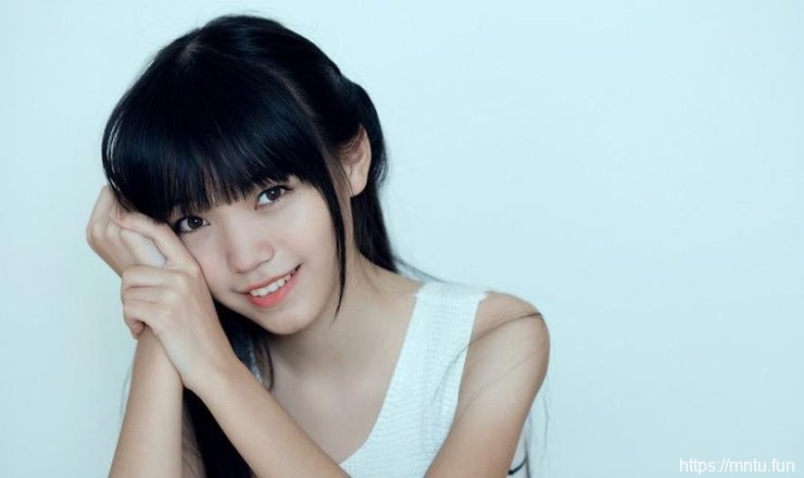 清纯短裙小女生室外长腿诱惑写真