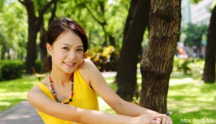 新疆清纯女生公园迷人写真摄影