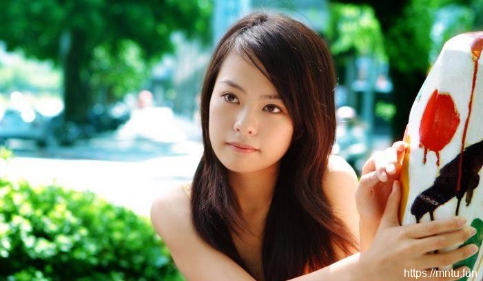 新疆清纯女生公园迷人写真摄影