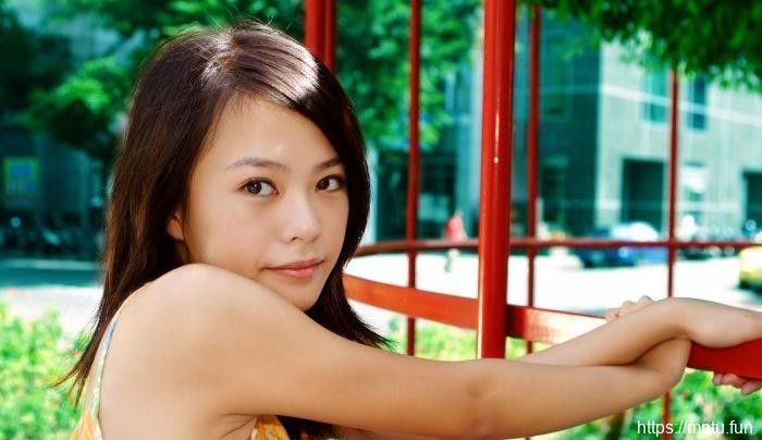 新疆清纯女生公园迷人写真摄影