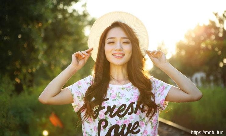 羞答答的清纯女生洋溢青春气息写真摄影