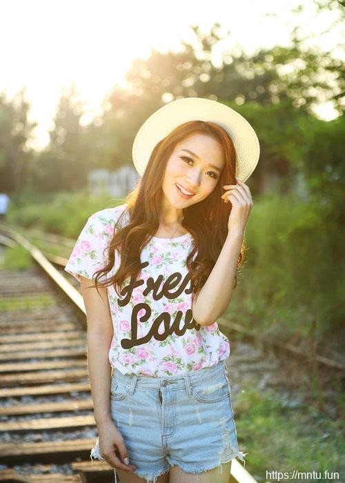 羞答答的清纯女生洋溢青春气息写真摄影