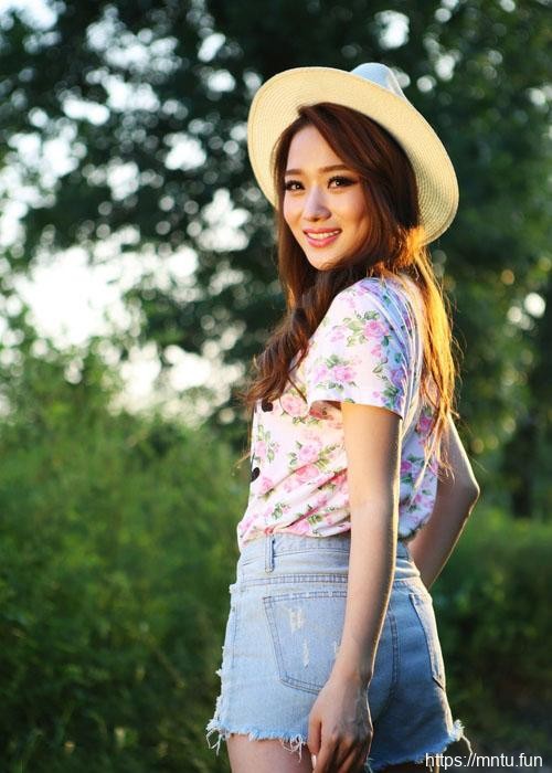 羞答答的清纯女生洋溢青春气息写真摄影