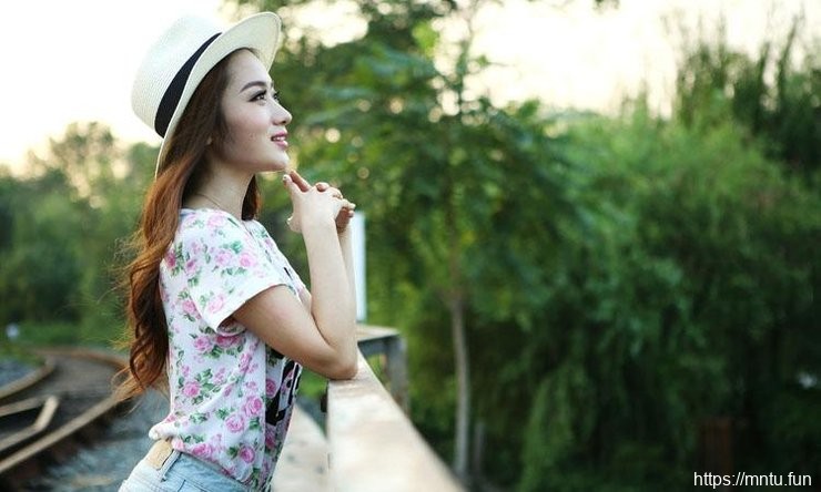 羞答答的清纯女生洋溢青春气息写真摄影