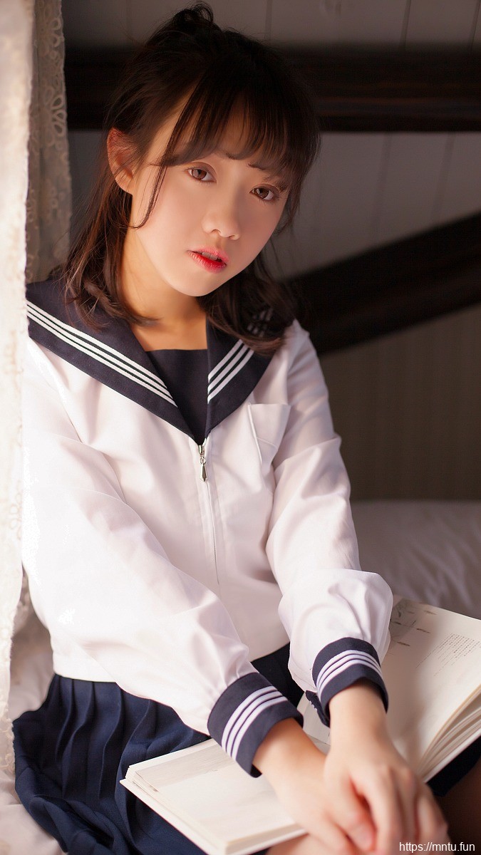 学生装清纯少女私房照水嫩肌肤吸睛