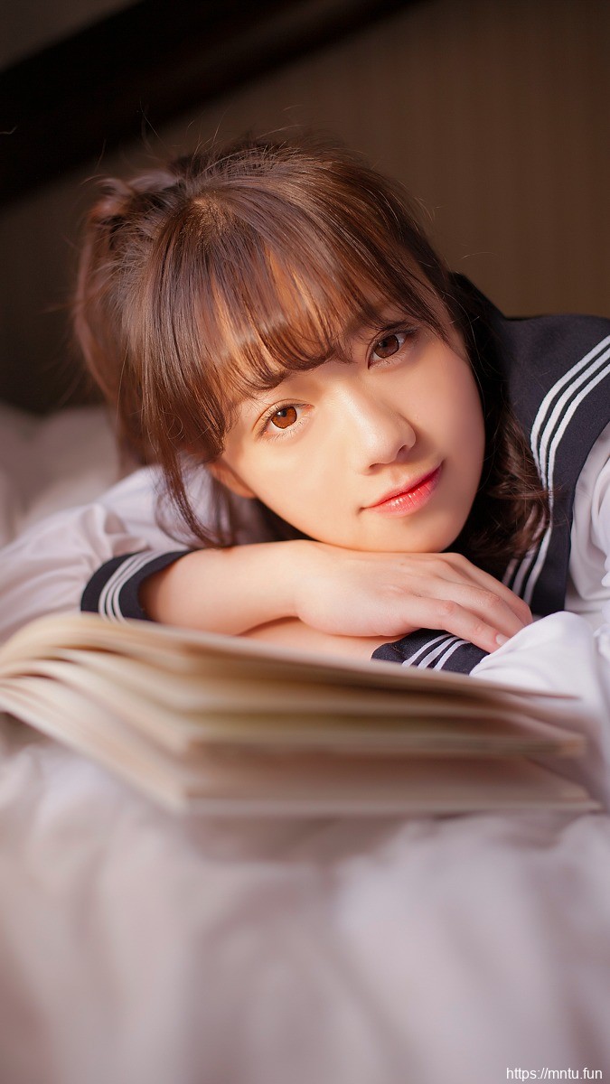 学生装清纯少女私房照水嫩肌肤吸睛