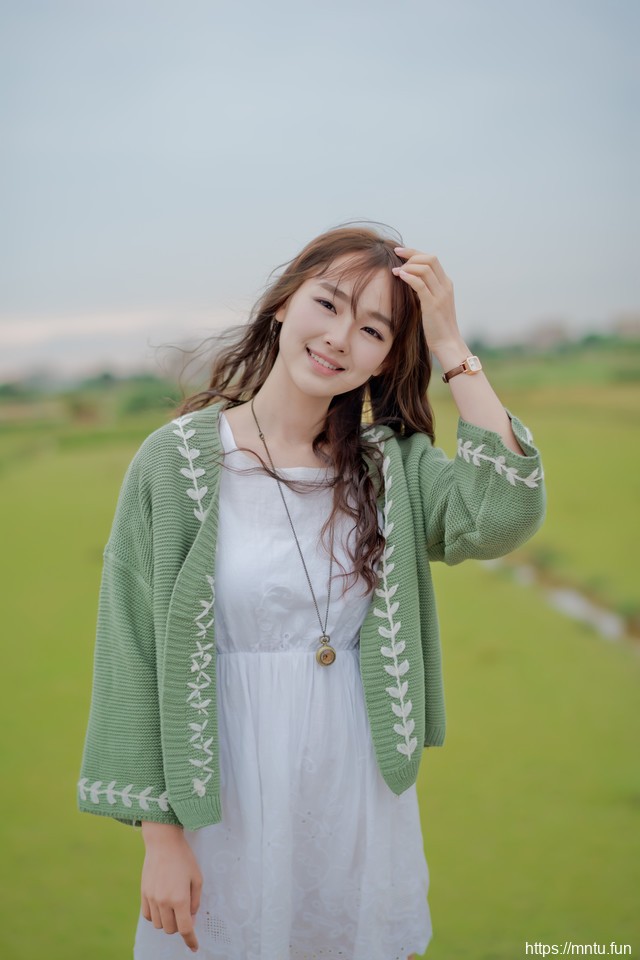 90后清纯气质美女森系写真