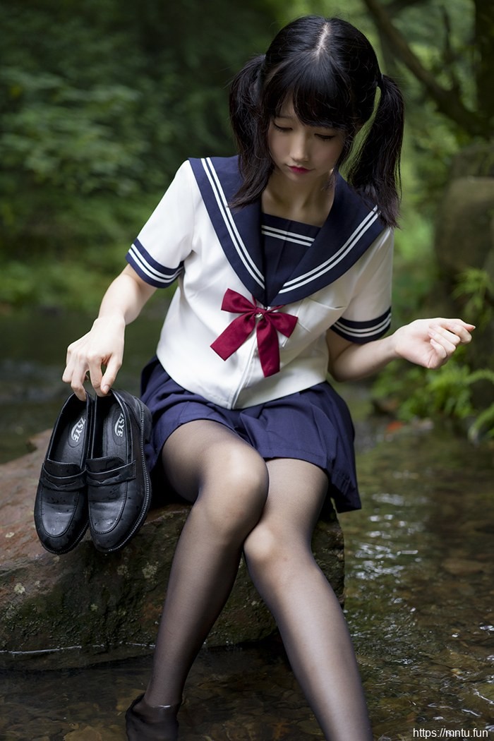 激萌学生妹魔物喵黑丝制服野外露出