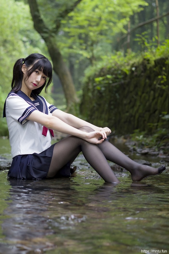 激萌学生妹魔物喵黑丝制服野外露出