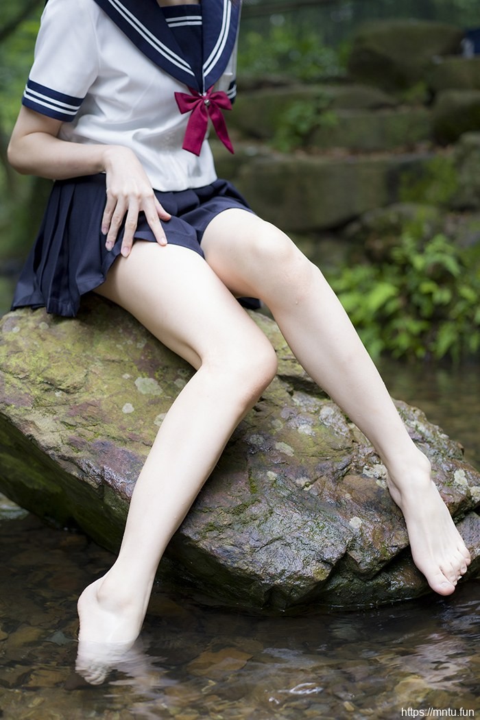 激萌学生妹魔物喵黑丝制服野外露出