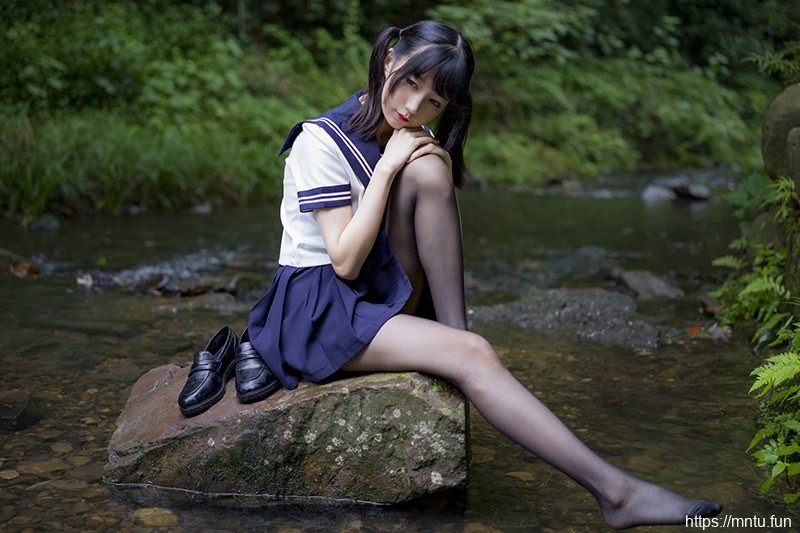 激萌学生妹魔物喵黑丝制服野外露出