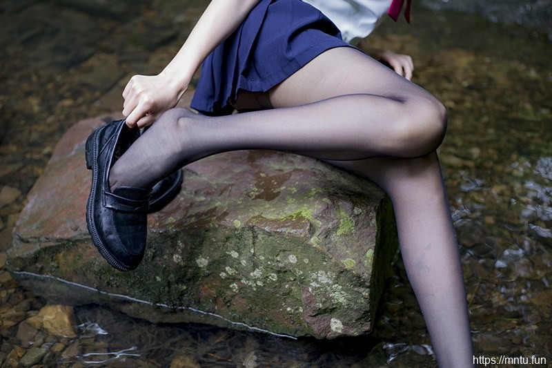 激萌学生妹魔物喵黑丝制服野外露出