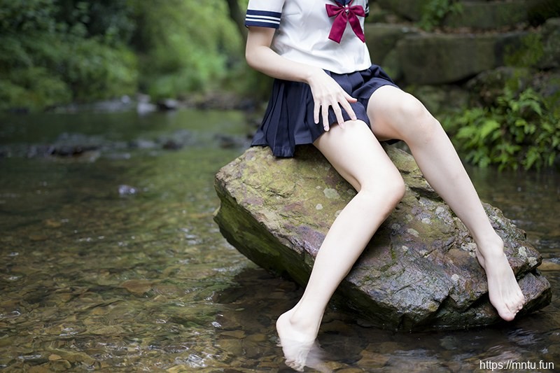 激萌学生妹魔物喵黑丝制服野外露出