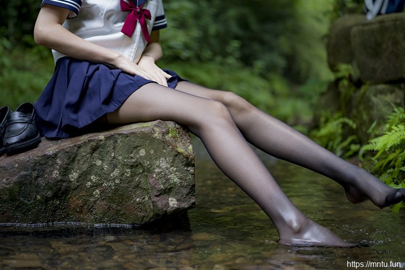 激萌学生妹魔物喵黑丝制服野外露出