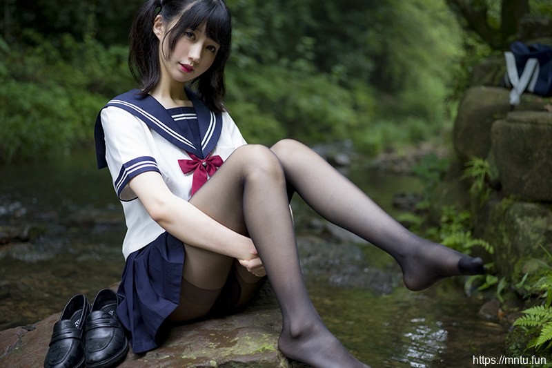 激萌学生妹魔物喵黑丝制服野外露出