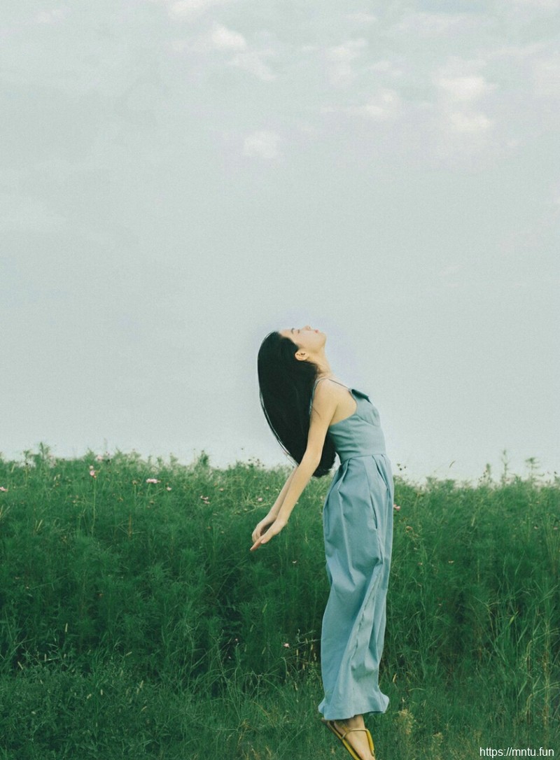 空阔原野中的气质美女长发飘飘