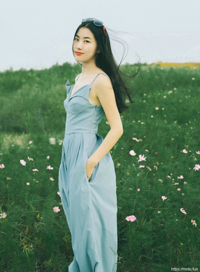 空阔原野中的气质美女长发飘飘