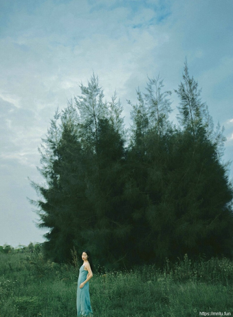 空阔原野中的气质美女长发飘飘